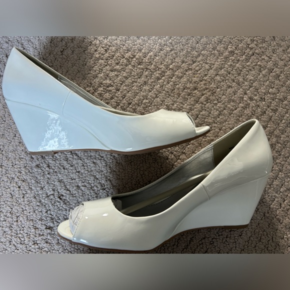 White patent wedge pumps by Chinese Laundry - Picture 4 of 8